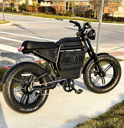 Bicicleta electrica pe strada orasului modern, pe asfalt